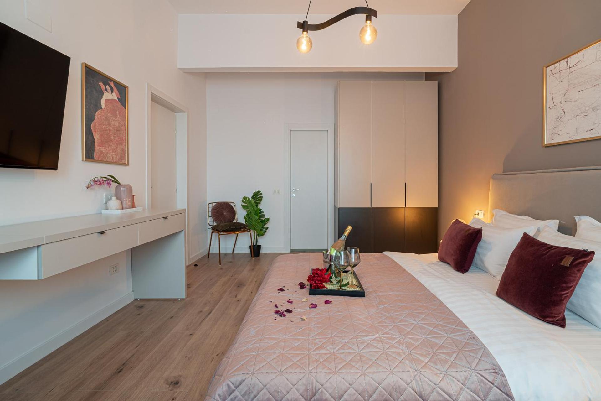 Loggia & Luxe 5Br Penthouse In Universitatii Area Bukarest Exterior foto